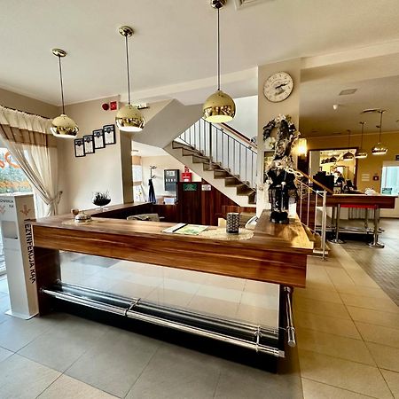 Hotel Pod Debami Острув-Велькопольски Экстерьер фото