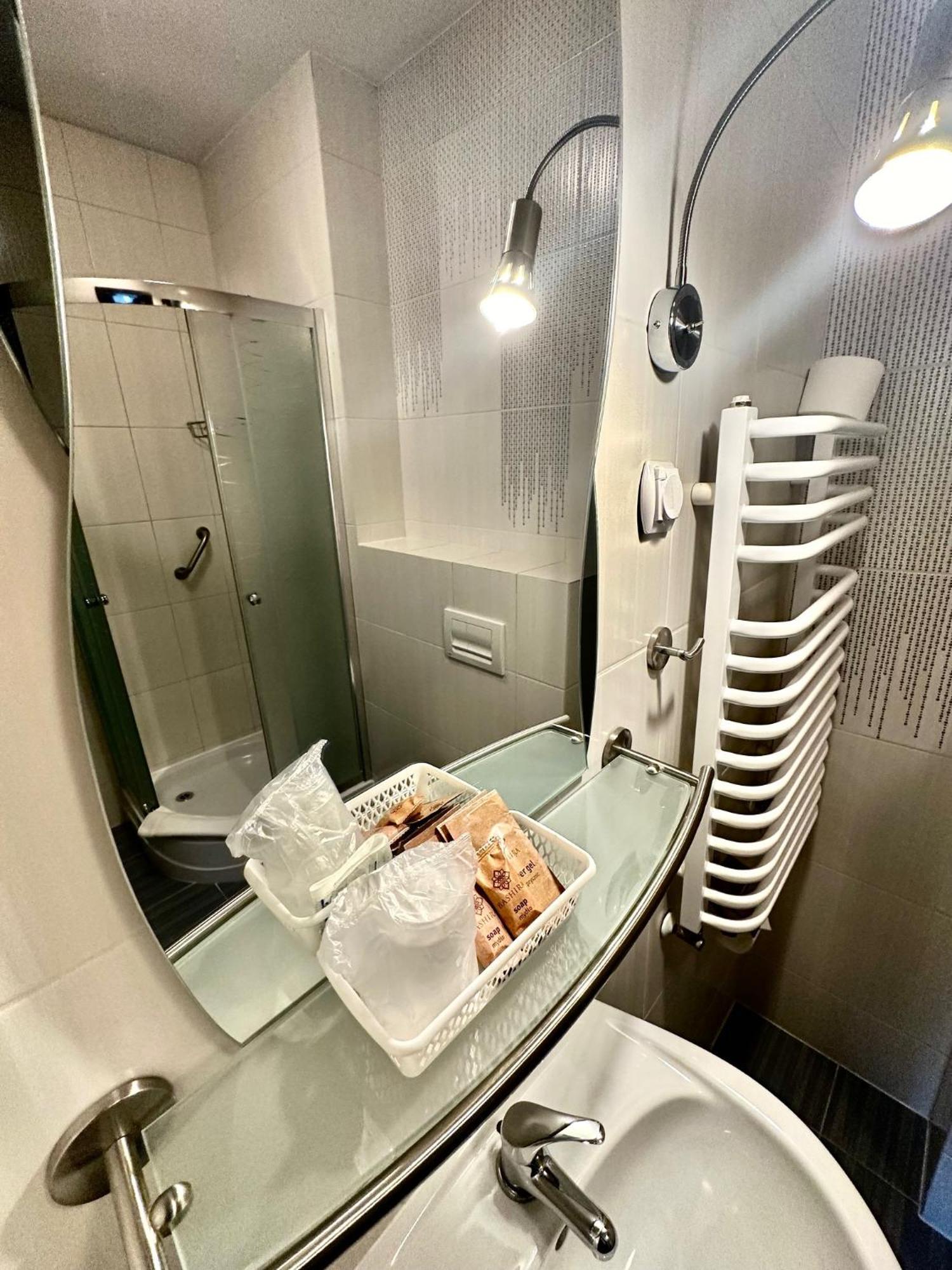 Hotel Pod Debami Острув-Велькопольски Экстерьер фото