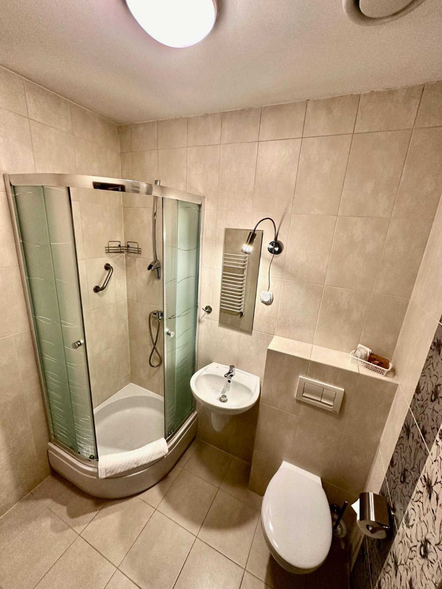 Hotel Pod Debami Острув-Велькопольски Экстерьер фото