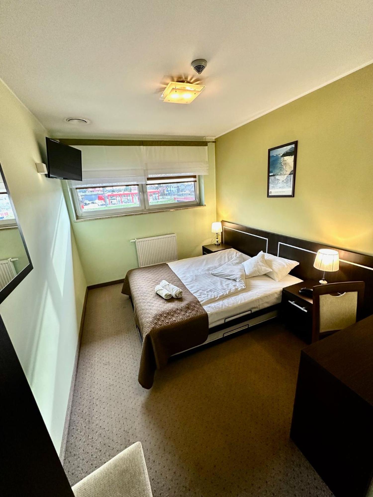 Hotel Pod Debami Острув-Велькопольски Экстерьер фото