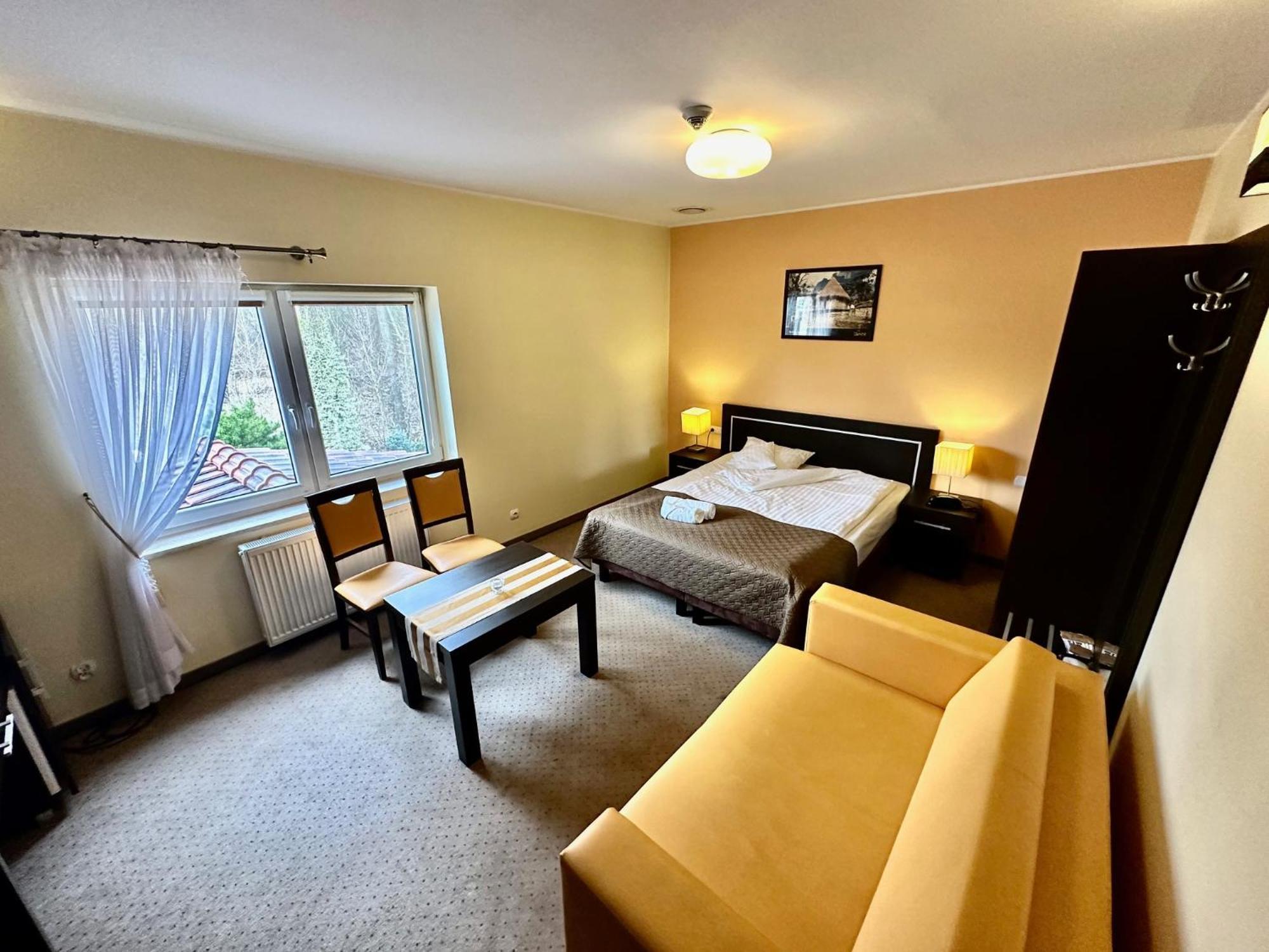 Hotel Pod Debami Острув-Велькопольски Экстерьер фото
