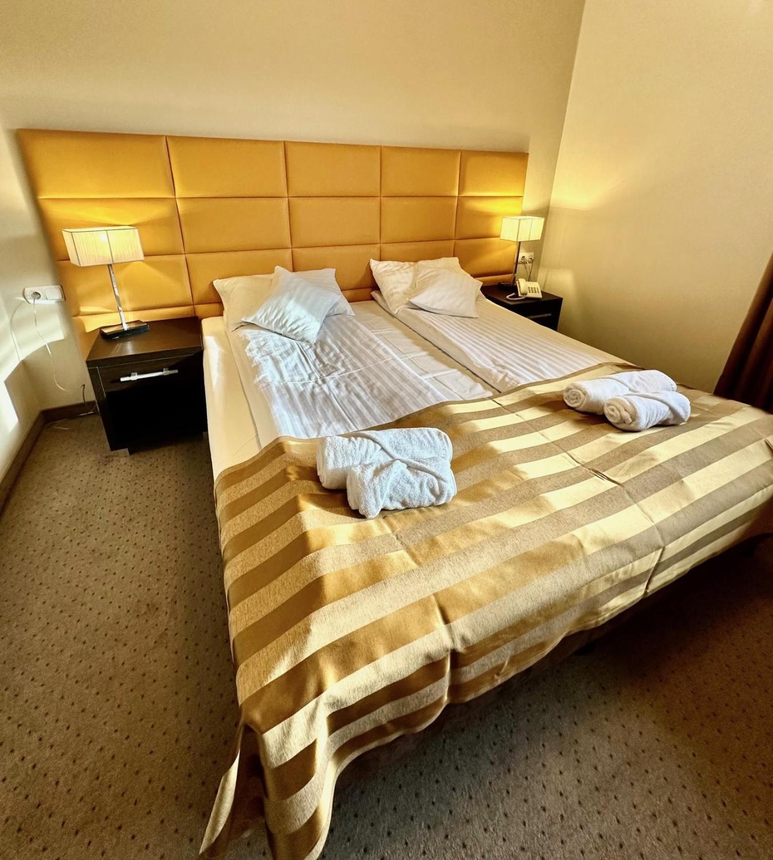 Hotel Pod Debami Острув-Велькопольски Экстерьер фото