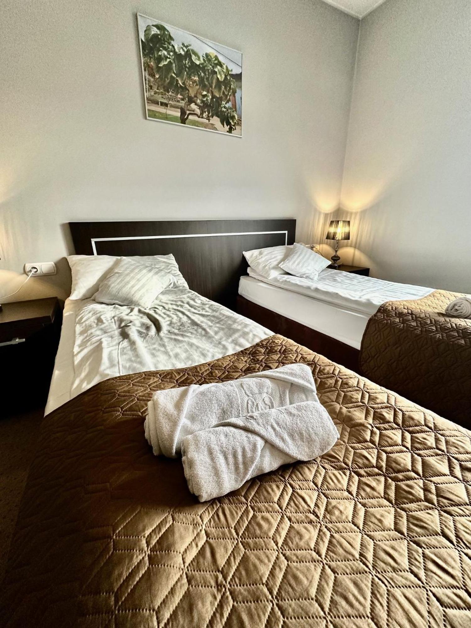 Hotel Pod Debami Острув-Велькопольски Экстерьер фото